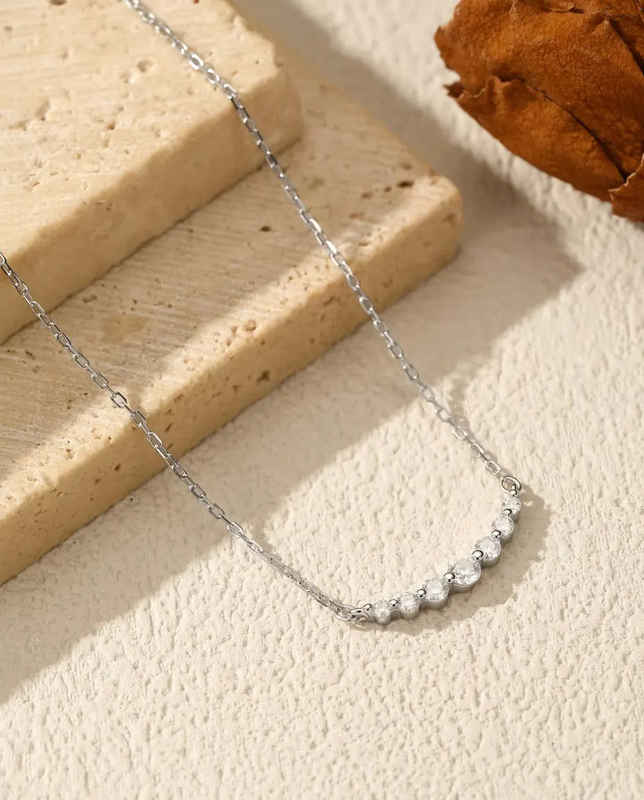 Collana Moissanite sette pietre – curva sfumata da 0,19 ct colore D in argento 925, catena regolabile 40+5 cm