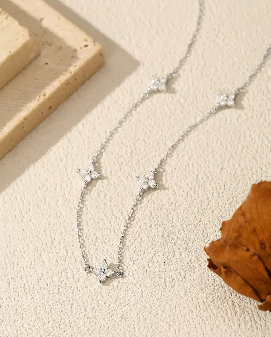 Collana moissanite a stazioni quadrifoglio - cinque fiori da 20 pietre in argento 925, catena 40 cm più 5 cm