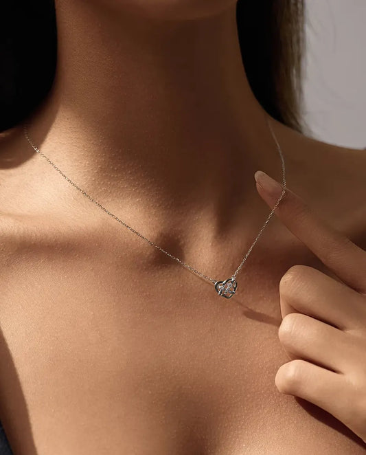 Collana Nodo Celtico Cuore – 9 moissanite colore D, in argento sterling 925, catena regolabile 40+5 cm