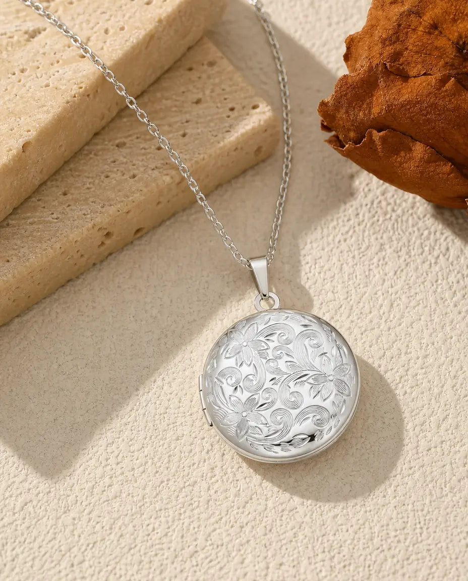 Collana portafoto tonda con incisione floreale, 2 foto e messaggio sul retro, argento o oro