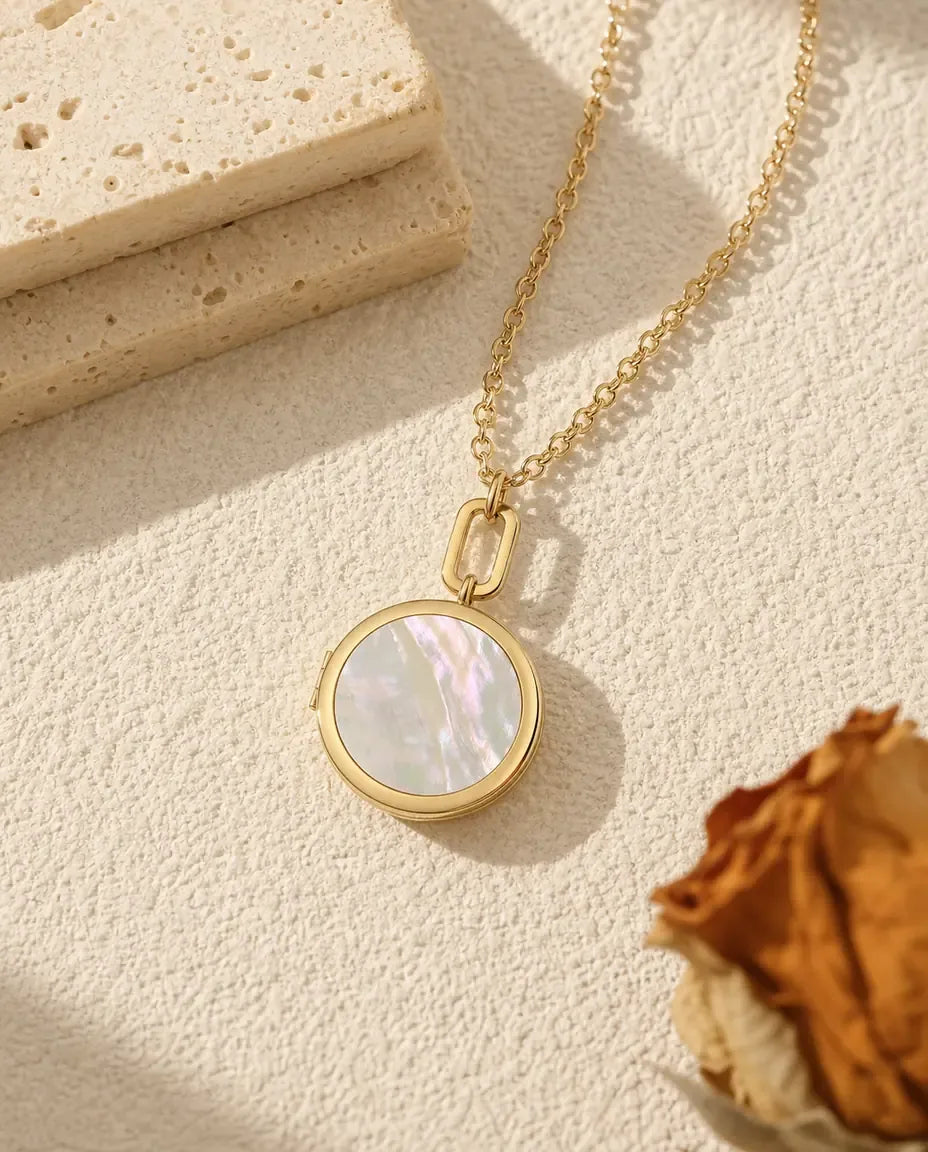 Collana portafoto tonda in madreperla con 2 foto e incisione sul retro, oro o argento