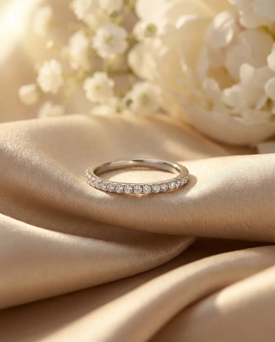 Fedina Pavé Moissanite 1,3 mm in Argento 925 – Anello Sottile Impilabile con 20 Pietre