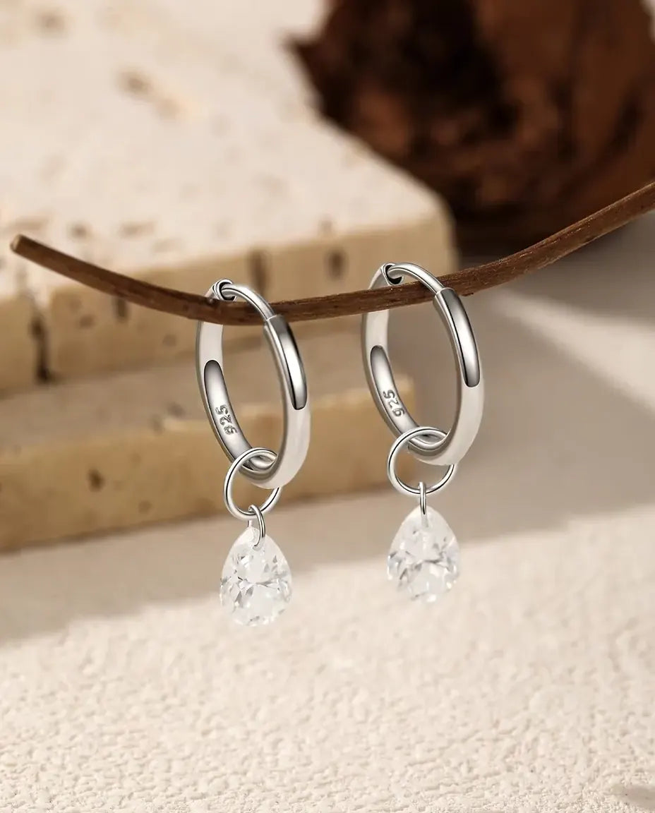 Orecchini a Cerchio Moissanite a Goccia in Argento 925 - la coppia appesa a un ramo sottile