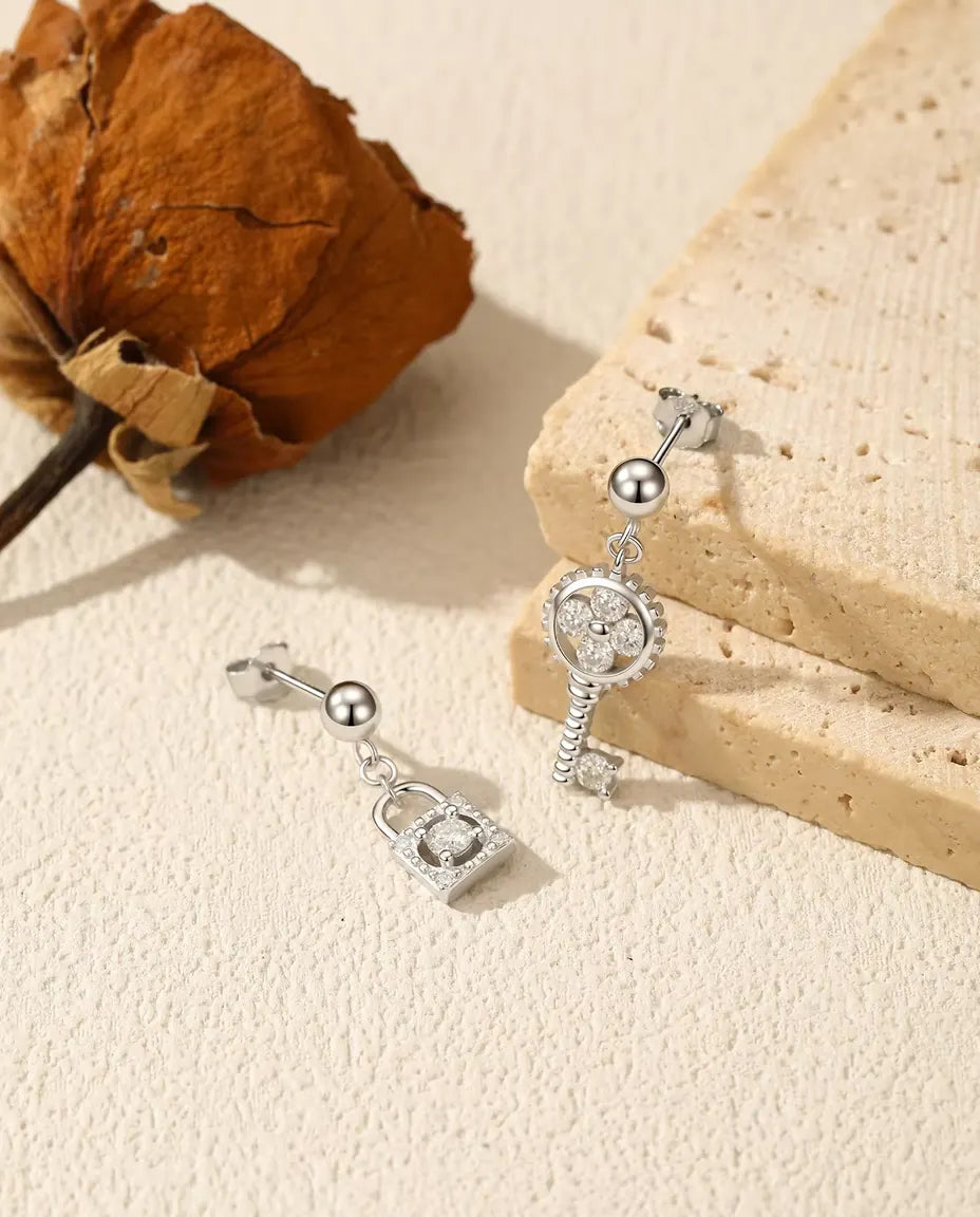 Orecchini Chiave e Lucchetto – coppia spaiata con moissanite in argento 925, pendenti da 15,5 mm e 10 mm