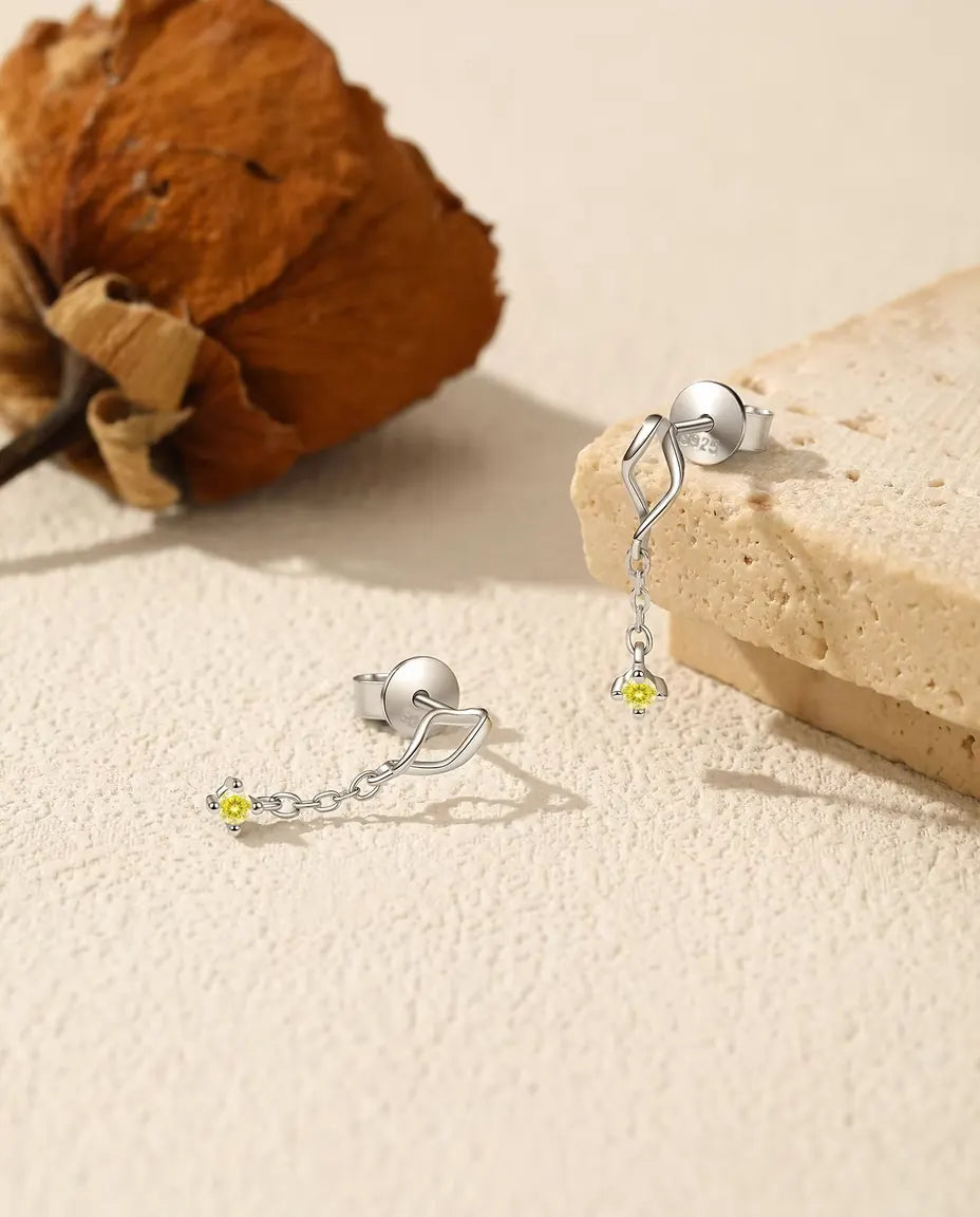 Orecchini moissanite gialla - pietre da 2 mm su catena sottile sotto un perno marquise ritorto, argento 925