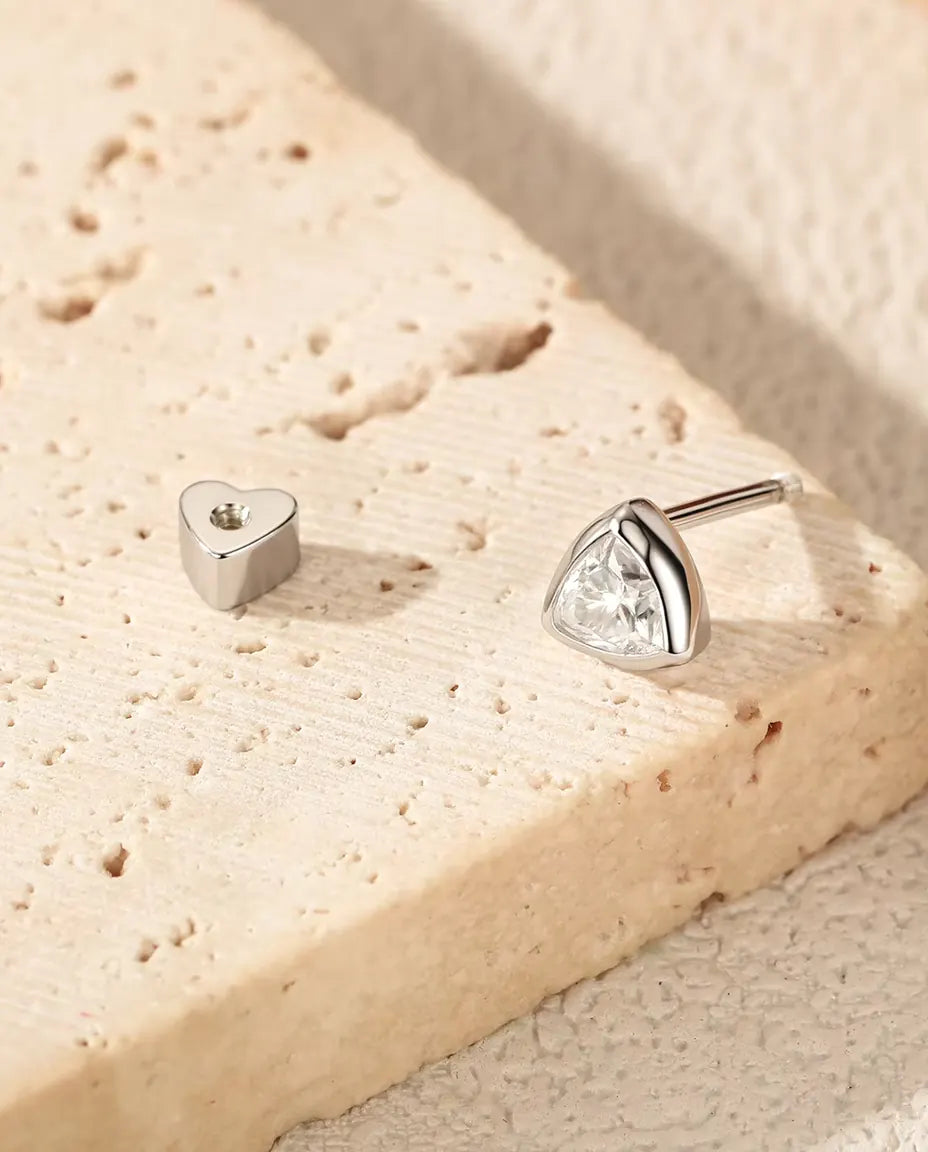 Orecchini con Moissanite Triangolare a Castone Chiuso in Argento 925 - con la chiusura a forma di cuore tolta e appoggiata accanto