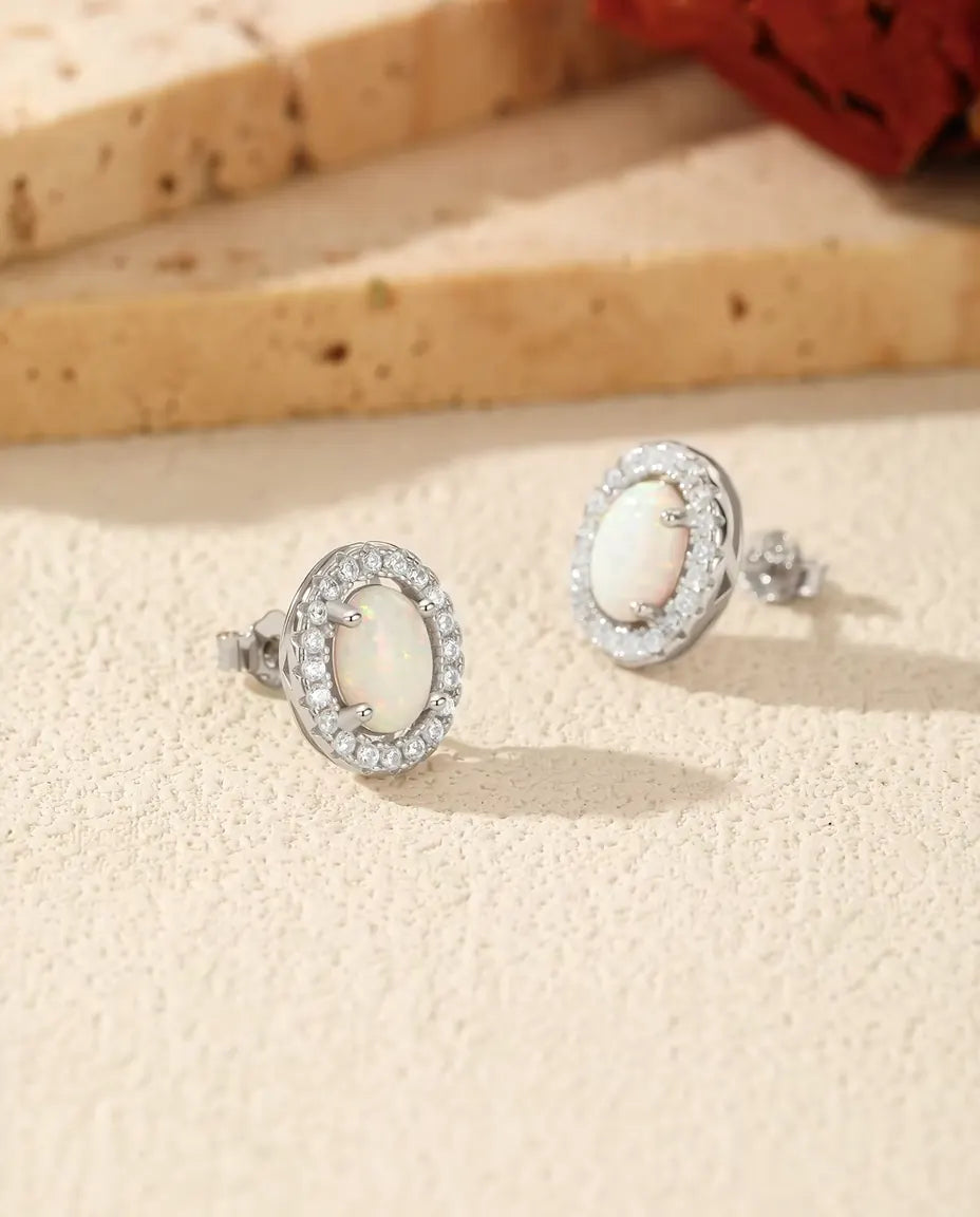Orecchini con Opale in Argento 925 – Opale Bianco Ovale da Laboratorio 5 x 7 mm con Halo di Zirconi, Incastonatura a Quattro Griffe, Regalo per Lei