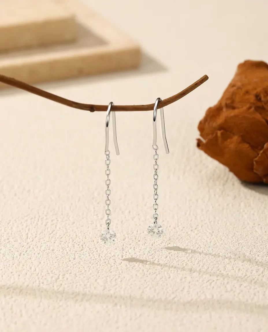 Orecchini passanti moissanite - pietre da 0,30 ct e 4 mm su catena sottile da 35 mm, argento 925 massiccio