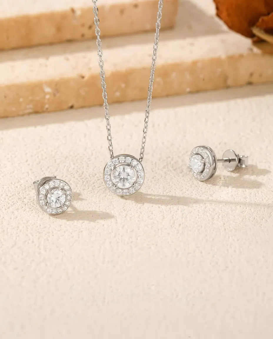 Parure Moissanite Tonda Halo in Argento 925 - la parure completa su pietra chiara