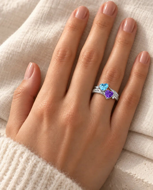 Anello con 2 Cuori Portafortuna e 2 Nomi - anello di famiglia personalizzato con zirconi - indossato alla mano