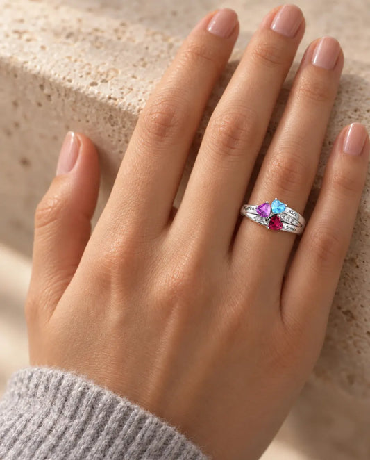 Anello con 3 Pietre Portafortuna e 3 Nomi - anello di famiglia a trifoglio di cuori - indossato alla mano