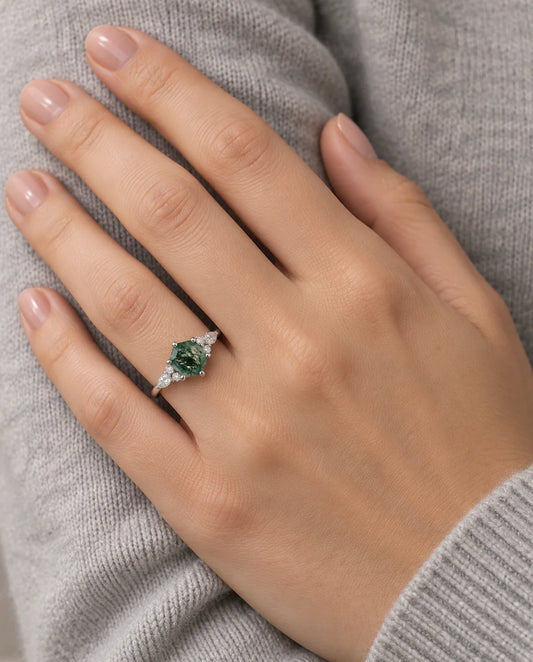 Anello Agata Muschiata Esagonale Art Déco - indossato alla mano