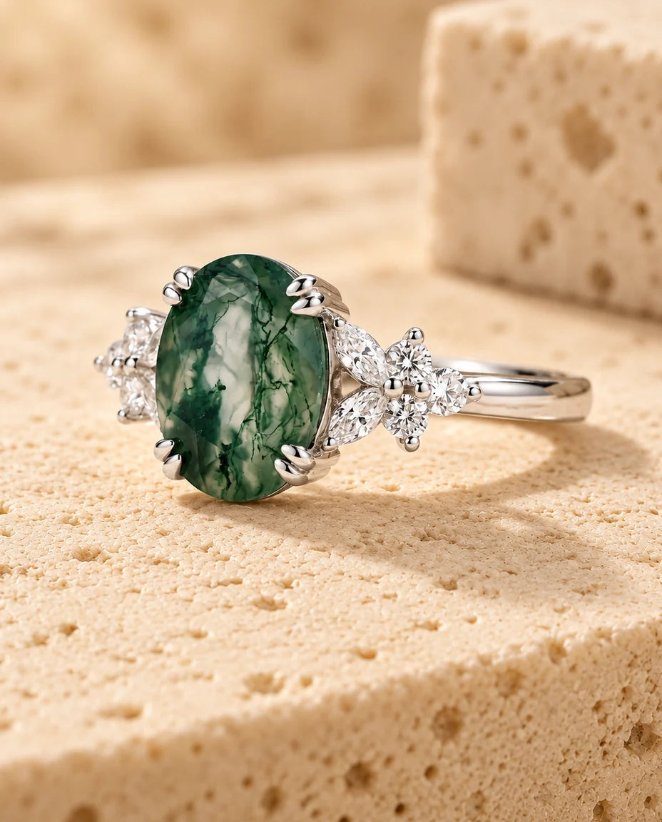 Anello Agata Muschiata Ovale 7x9 mm in Argento Sterling - esposto su un blocco di travertino