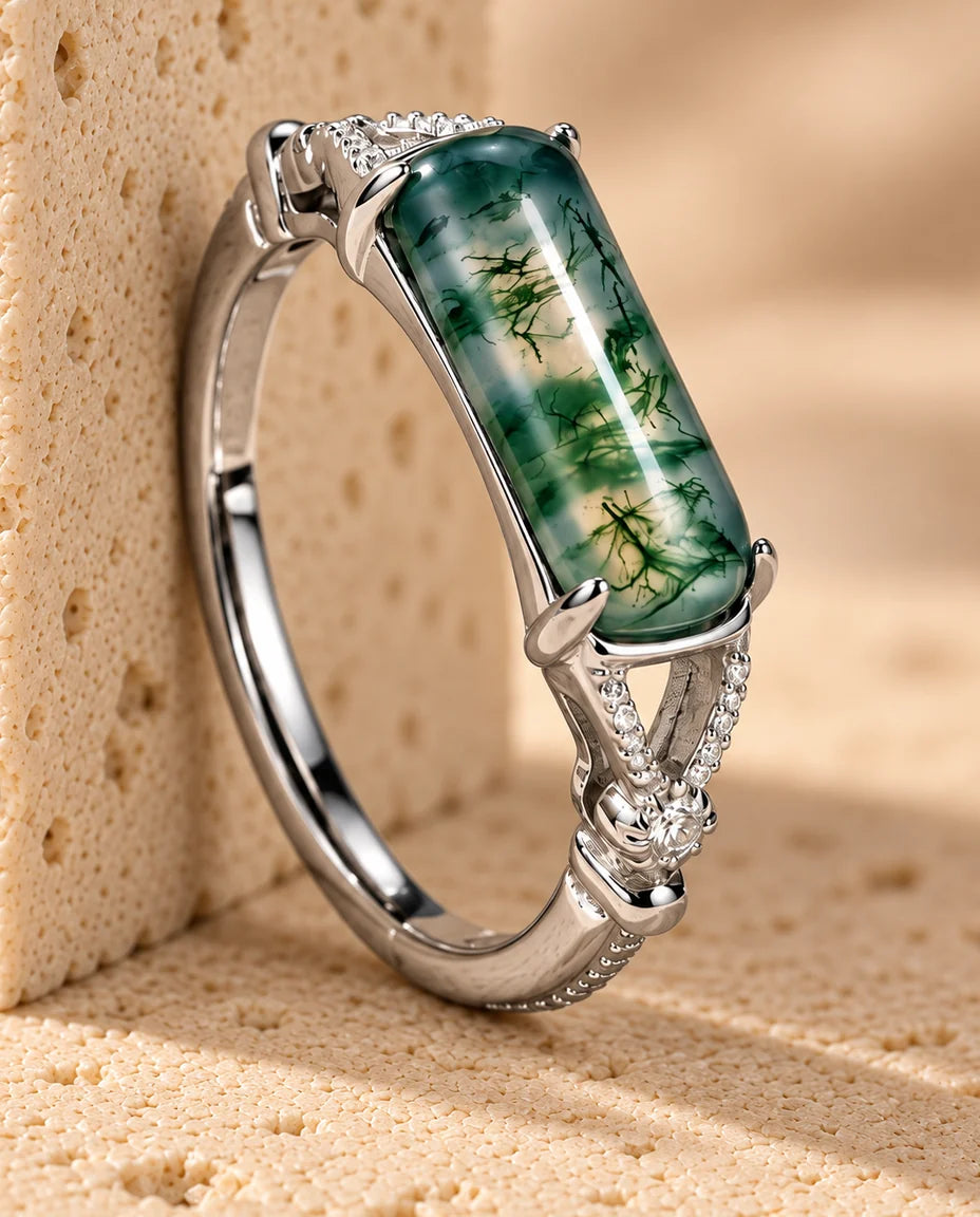 Anello in Agata Muschiata Rettangolare Est-Ovest con Filigrana Vintage - esposto su un blocco di travertino