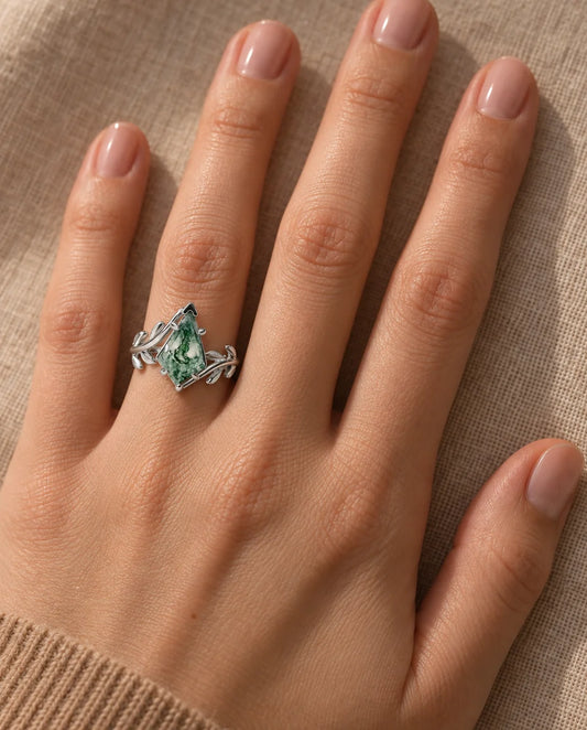 Anello Agata Muschiata Taglio Aquilone - indossato alla mano