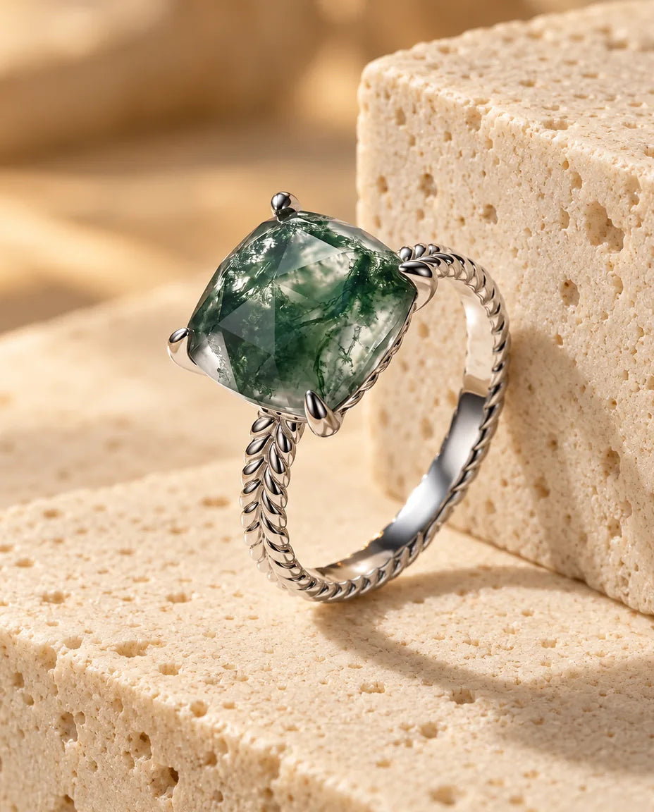 Anello Agata Muschiata - esposto su un blocco di travertino
