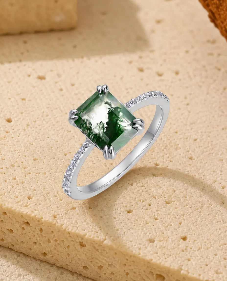 Anello in Agata Muschiata Taglio Smeraldo con Spalle Pavé e Doppie Griffe, Argento 925