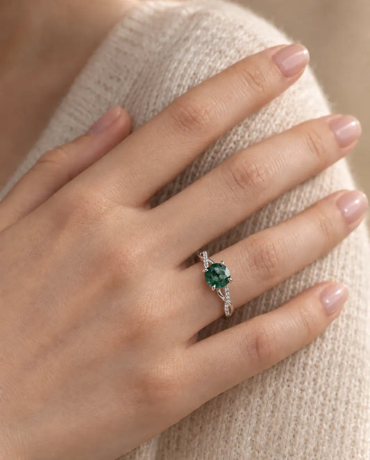 Anello Agata Muschiata Tonda Sfaccettata - indossato al dito da una modella, primo piano