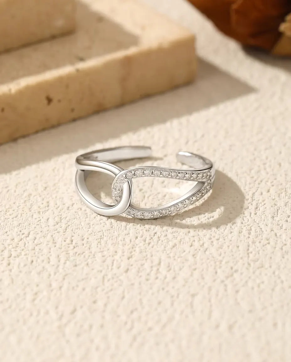 Anello ad anelle intrecciate - anella pavé e anella lucida legate su fascia aperta, argento 925, regolabile US 6-9