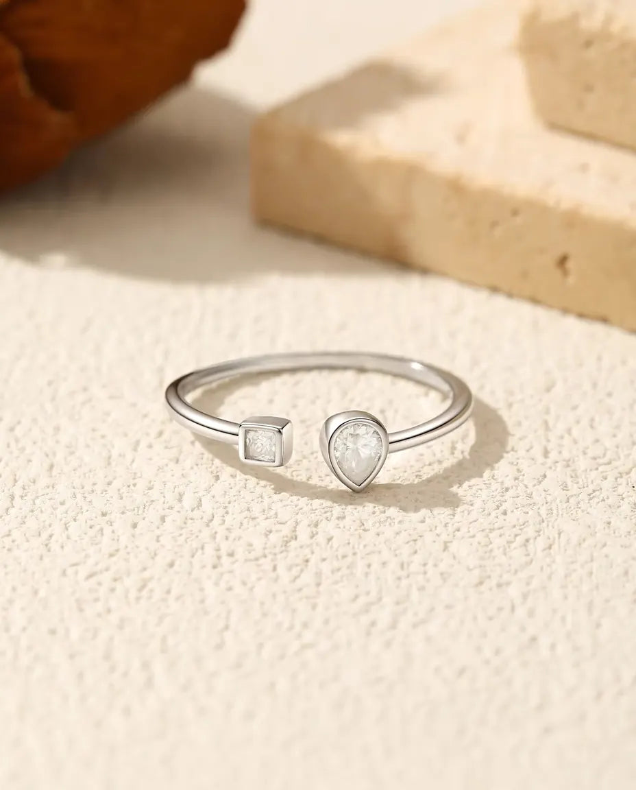 Anello aperto con moissanite - goccia da 0,30 ct e quadrata da 0,08 ct colore D / VVS1, argento 925, regolabile