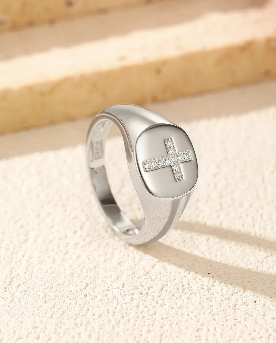 Anello Chevalier con Croce in Pavé di Moissanite Colore D, Argento 925 – Placca Ovale Lucida Unisex