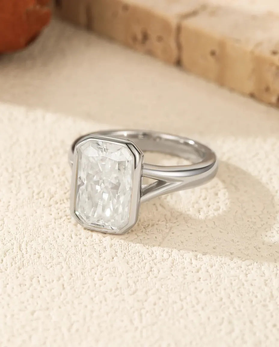 Anello Cocktail Moissanite 4,5 Ct Taglio Rettangolare Colore D – Castone in Argento 925, Gambo Diviso