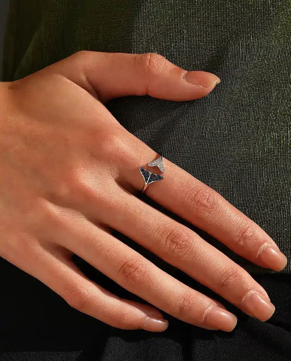Anello Coda di Balena aperto regolabile - pietre blu e bianche, taglie US 6-9, argento 925