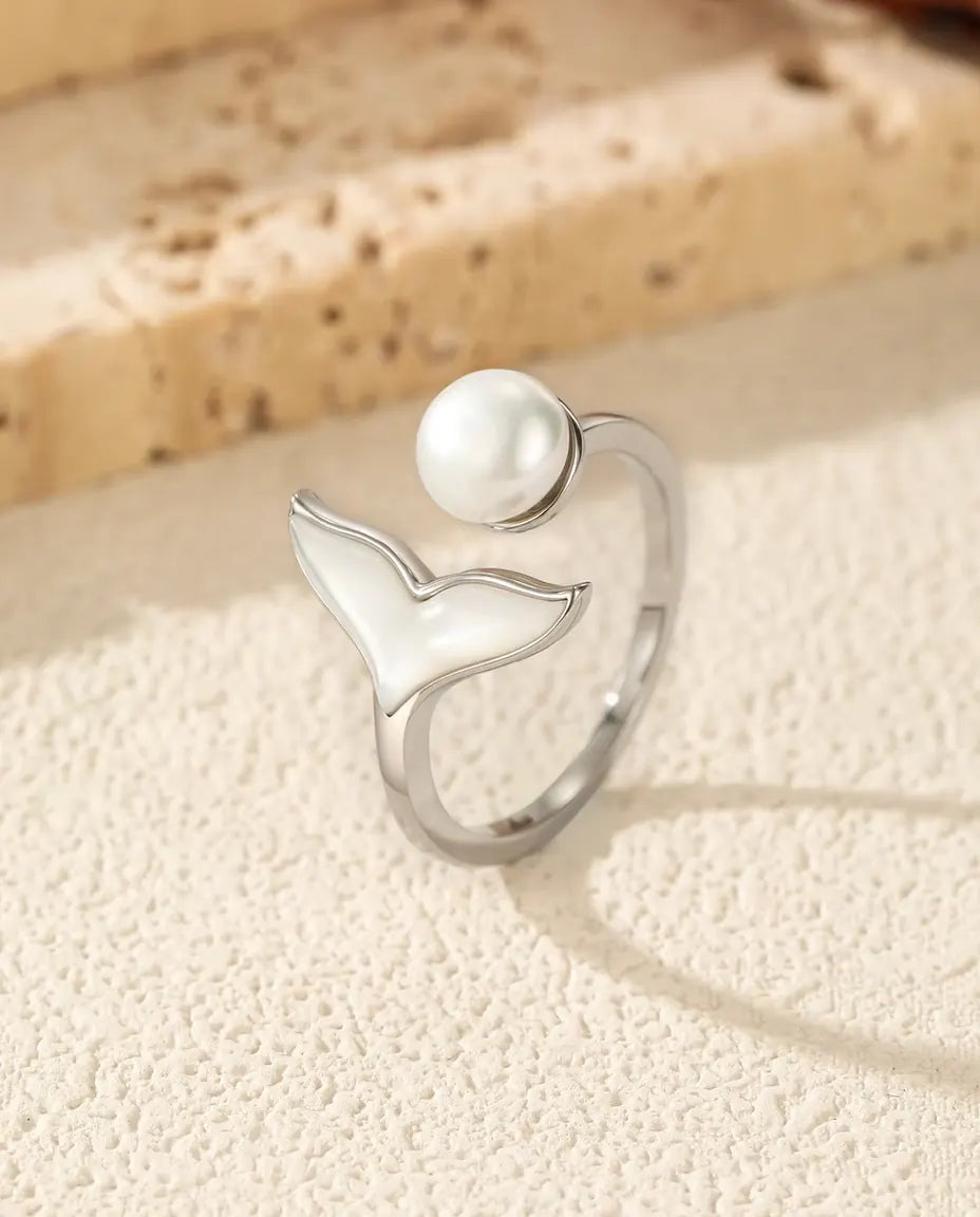Anello Coda di Balena con Perla - fascia aperta e regolabile con pinna bianca, argento 925