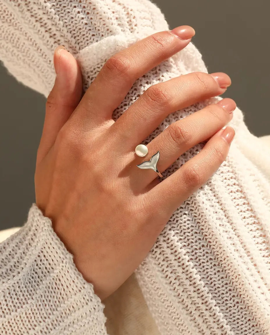 Anello Coda di Balena con Perla - fascia aperta e regolabile con pinna bianca, argento 925