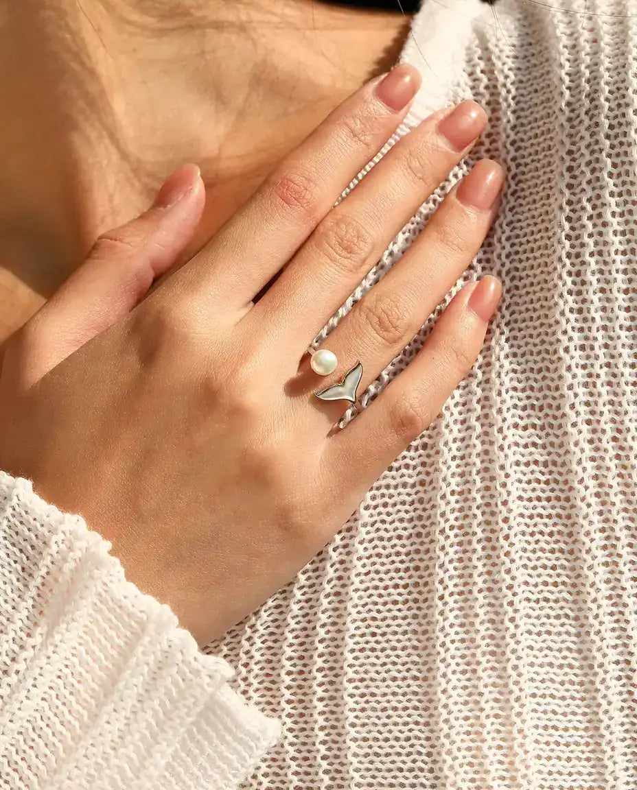 Anello Coda di Balena con Perla - fascia aperta e regolabile con pinna bianca, argento 925