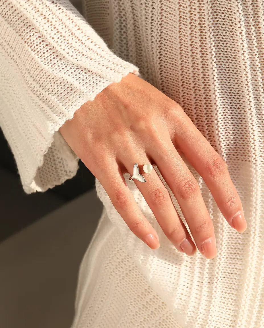 Anello Coda di Balena con Perla - fascia aperta e regolabile con pinna bianca, argento 925
