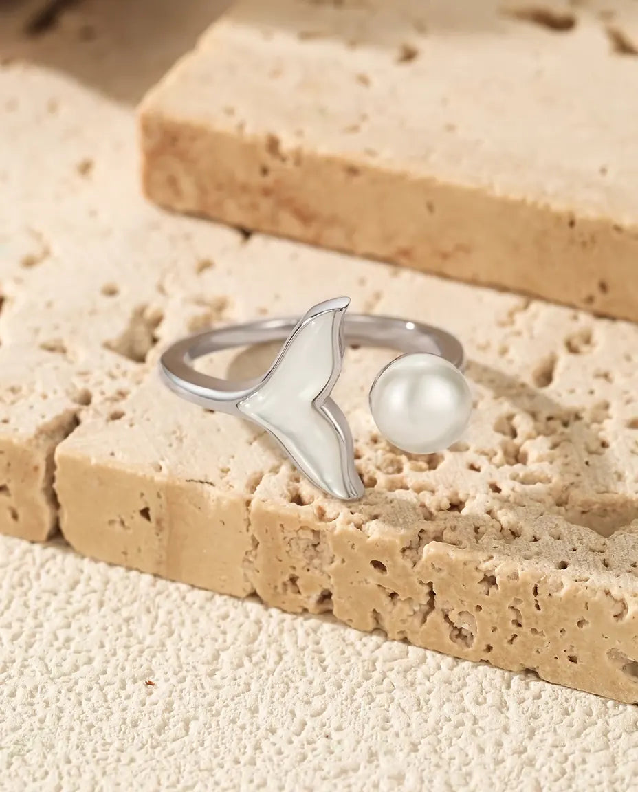 Anello Coda di Balena con Perla - fascia aperta e regolabile con pinna bianca, argento 925