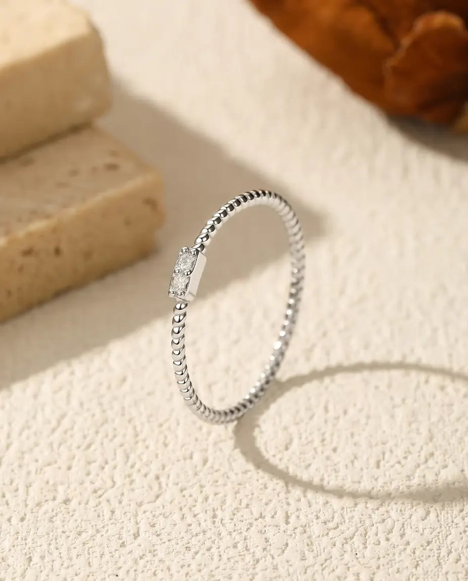 Anello cordone con moissanite - due pietre da 1,5 mm colore D / VVS1 su barretta da 4 mm, argento 925, misure 5-9