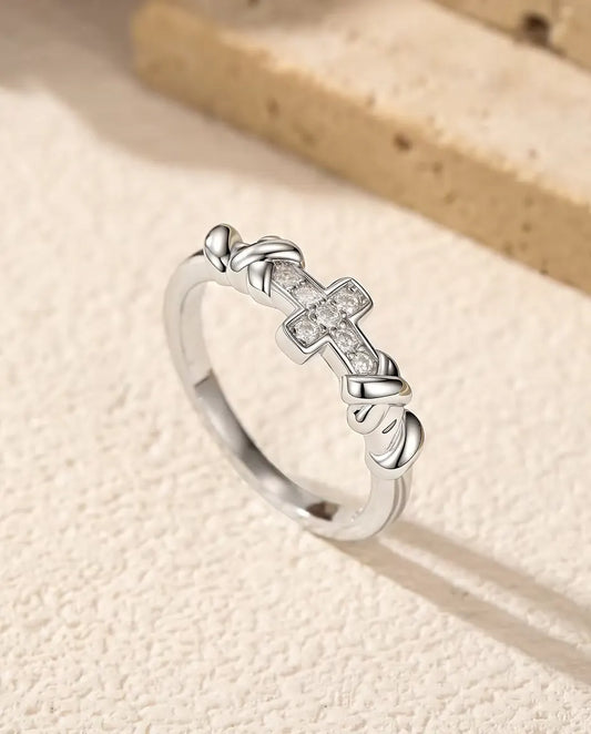 Anello Croce Moissanite in Argento 925 - in piedi su una superficie chiara ruvida