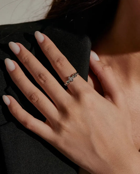 Anello Croce Moissanite in Argento 925 - indossato su una mano appoggiata sulla spalla