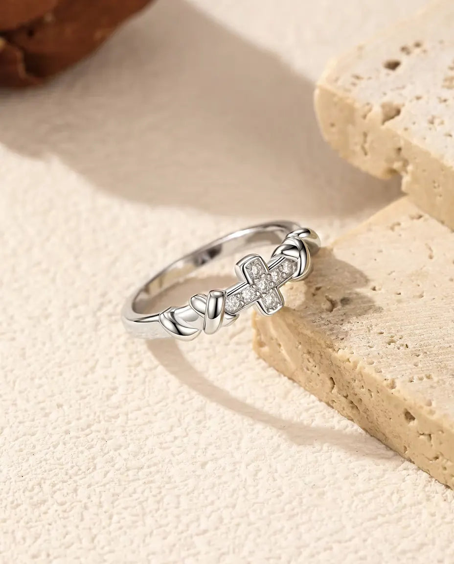 Anello Croce Moissanite in Argento 925 - appoggiato sul bordo di una lastra di travertino