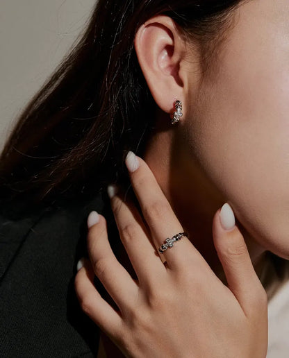 Anello Croce Moissanite in Argento 925 - indossato da una modella con le mani vicino al viso
