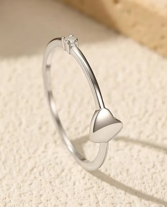 Anello con cuore - cuore lucido da 5 mm e moissanite colore D da 1,5 mm su fascia da 0,8 mm in argento 925, misure 5-9