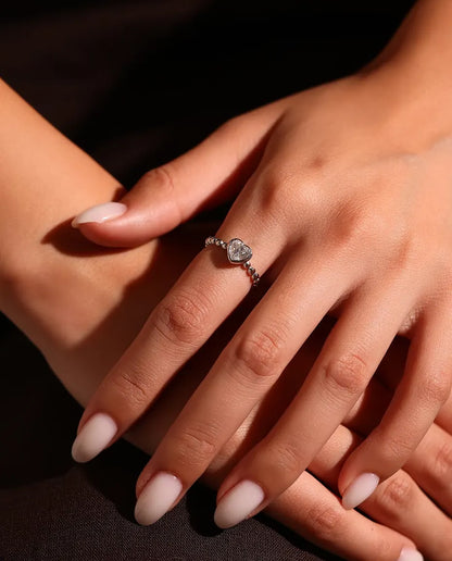 Anello Cuore Moissanite in Argento 925 - indossato alla mano da una modella