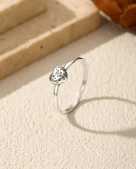 Anello cuore testurizzato - cuore bombato di 6 mm a puntini su fascia sottile, argento 925 massiccio, misure US 5-9