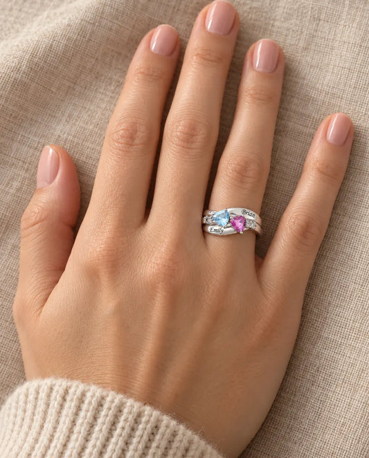 Anello Doppio Cuore con 2 Pietre Portafortuna e 2 Nomi - anello promessa personalizzato - indossato alla mano