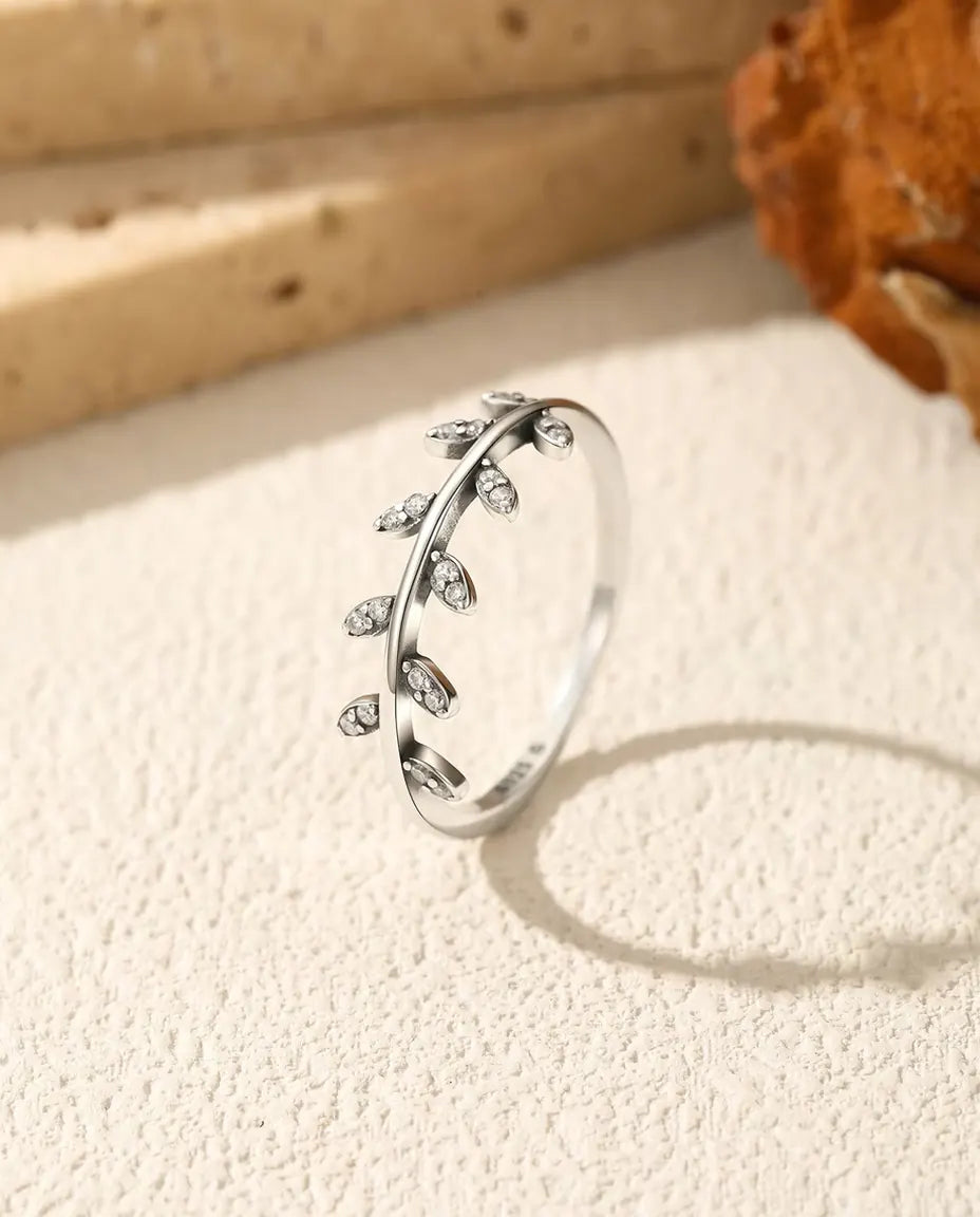 Anello foglie con zirconi - dieci foglie a pavé su fascia da 1,3 mm in argento 925, stile ramo d'ulivo, misure 5-9