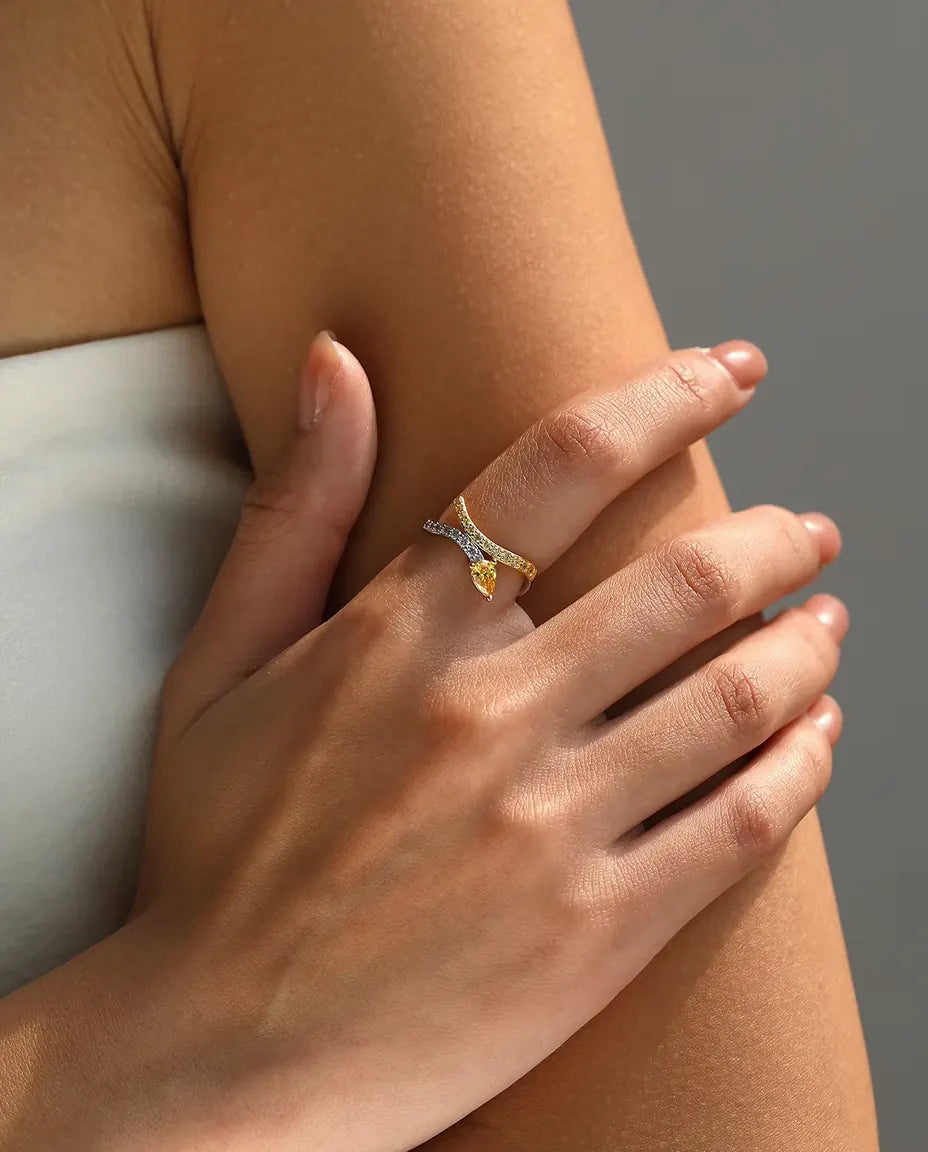 Anello Incrociato Bicolore - goccia gialla dove due fasce pavé si incrociano, misure 5-9, argento 925