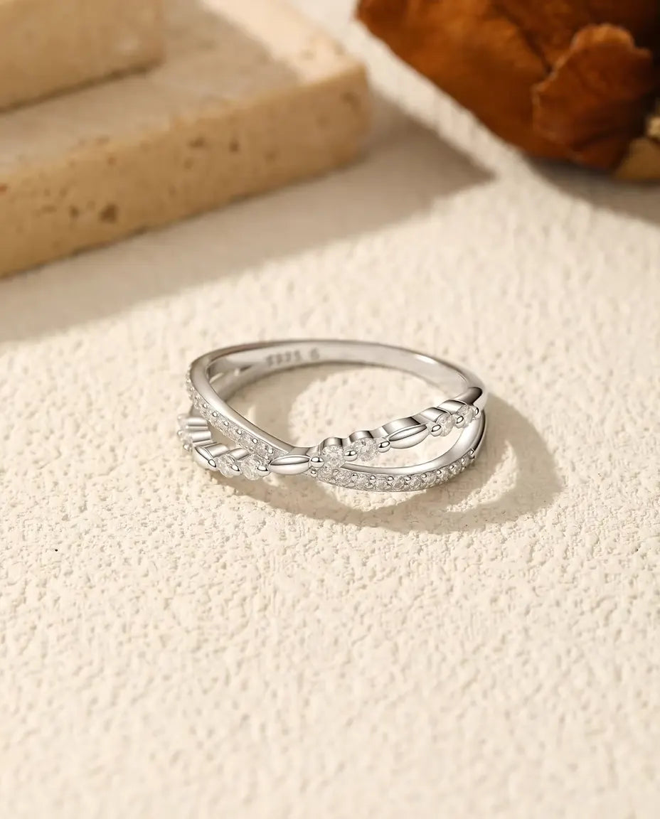 Anello incrociato con moissanite - fascia pavé e cordoncino intrecciati, 28 pietre in argento 925, misure US 5-9
