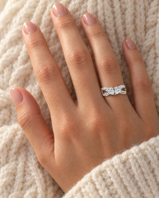 Anello Infinito con 2 Pietre Portafortuna e 2 Nomi - anello promessa personalizzato - indossato alla mano