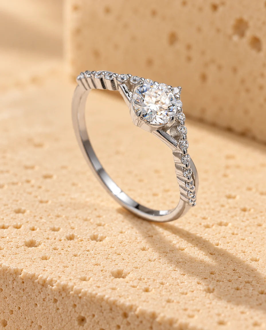 Anello Moissanite 0 - esposto su un blocco di travertino
