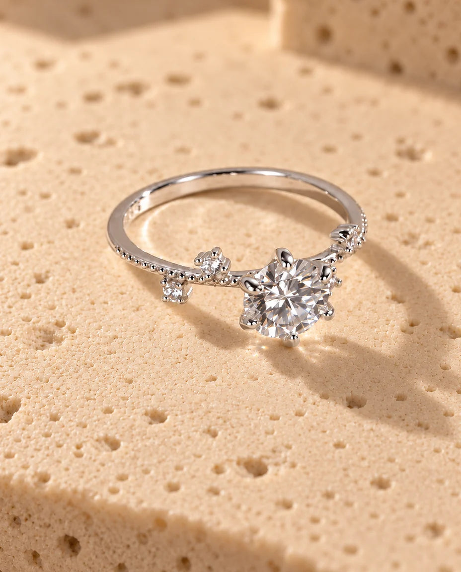 Anello Moissanite 1 Carato con Montatura a Fiore Sei Griffe in Argento 925 - vista di tre quarti