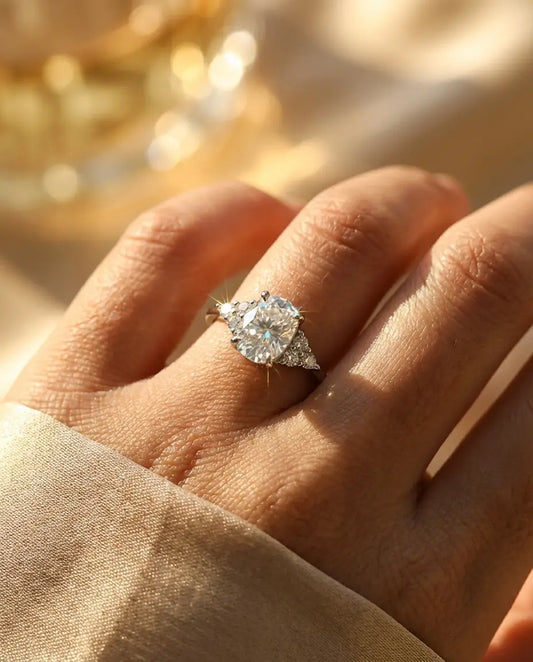 Anello Moissanite 1 ct Taglio Cushion Allungato Colore D VVS1, Argento 925, Montatura Cluster