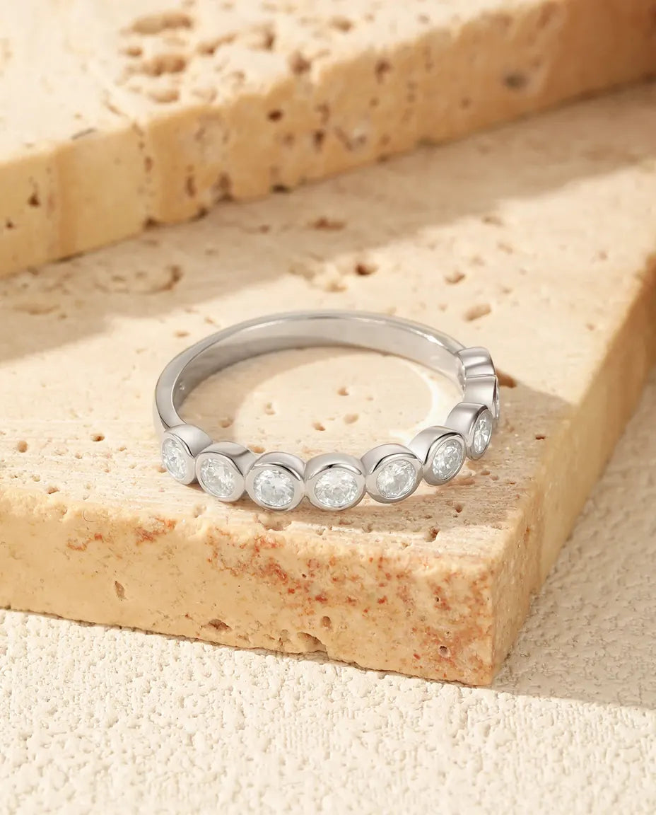 Anello Moissanite Eternity con 9 Pietre Tonde Colore D a Castone, Argento 925 Impilabile