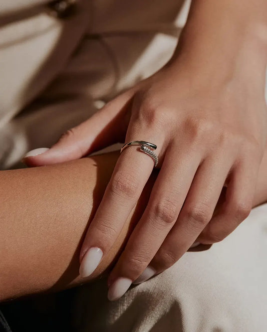 Anello Moissanite Aperto Incrociato in Argento 925 - indossato al dito da una modella, primo piano